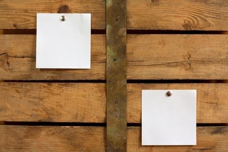 Two pieces of blank paper tacked to wooden background.Ready for your text の写真素材