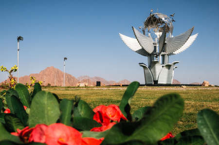 Sharm el Sheikh, Sinai, Egypt - November 12, 2017: Monument Peace Square on the background of red flowersのeditorial素材