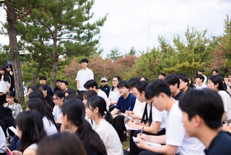 Unidentified people at Hiroshima pilgrimage site.の素材