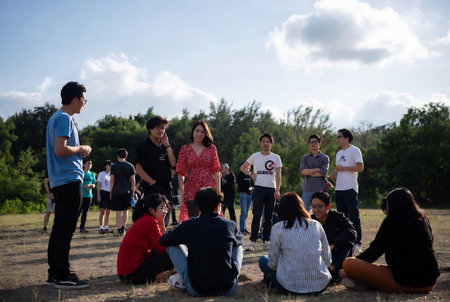 Unidentified people in public park.の素材