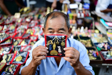 Unidentified man selling souvenirs at the street market in Bangkok, Thailand.の素材