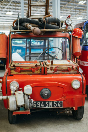 Mini old red fire truck carのeditorial素材