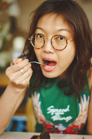 Women eating chocolate cakeの写真素材