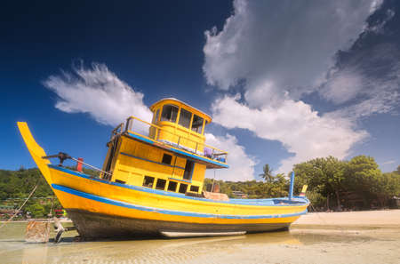 Old boat on white beach Phi Phi Island, Thailandの写真素材