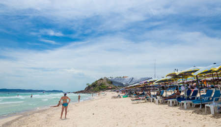 Chonburi, Thailand - June 7, 2014: Tourists relaxing on the Koh Lan Beach in Thailand.のeditorial素材