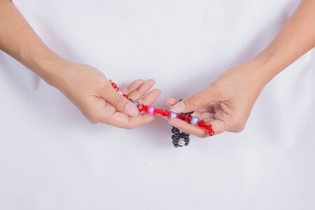 Women make their own bracelets.の写真素材