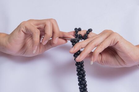 Women make their own bracelets.の写真素材