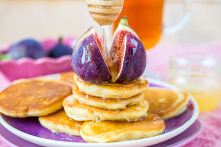 Stack of pancakes with figs and honeyの写真素材