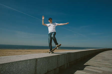 Lifestyle Photoshoot Skateboard Guy with Practis Boarding in the Cityの写真素材