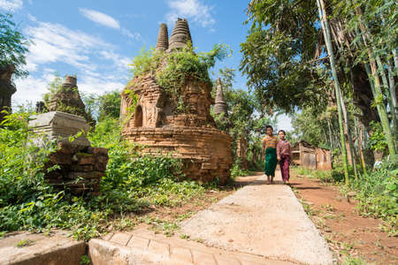 INLE LAKE, MYANMAR - OCTOBER 06 2014: Burmese children at Indein village, Inle lake, Myanmar.のeditorial素材
