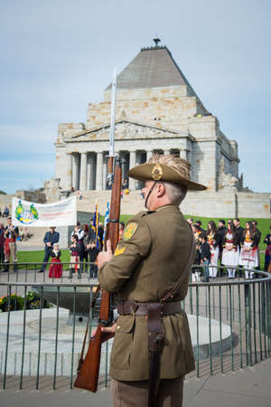MELBOURNE, AUSTRALIA - MAY 24 2015: Australian soldier in front of the shrine of remembrance, Melbourne, Australia.のeditorial素材