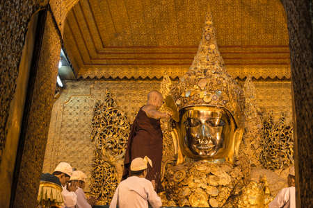 Mandalay, MYANMAR - OCTOBER 06 2014: Mahamuni face washing ceremony in Mahamuni pagoda, Mandalay.の写真素材