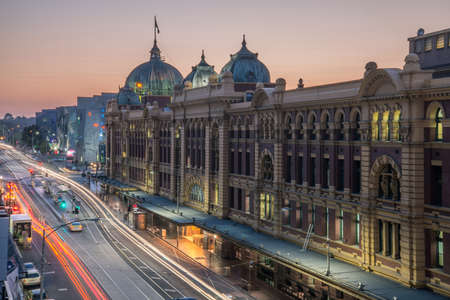 Melbourne, AUSTRALIA - OCTOBER 22 2015: Flinders street station the iconic landmark of Melbourne in the morning time, Australia.のeditorial素材
