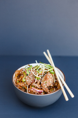 A plate ofwok beef noodles on the dark backgroundの写真素材
