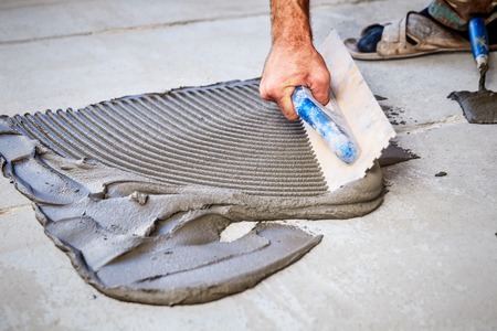 Laying floor ceramic tile