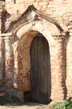 Very old red brick collapsing archの写真素材