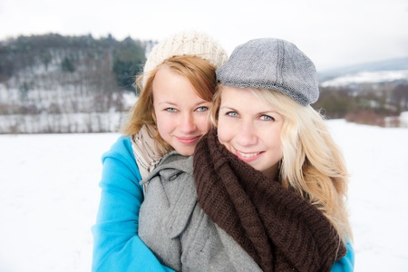 zwei Freundinnen im Schneeの写真素材