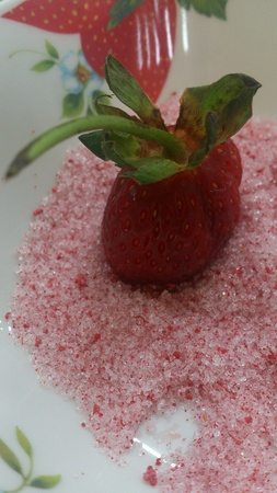 Strawbery with salt and plumの素材
