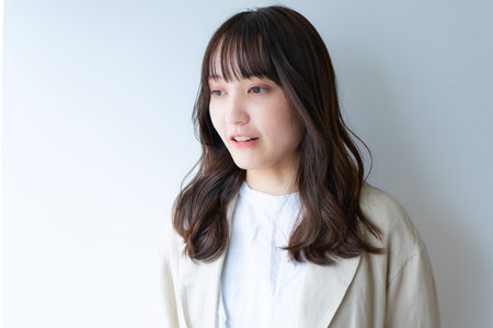Smiling woman in her 20sの写真素材