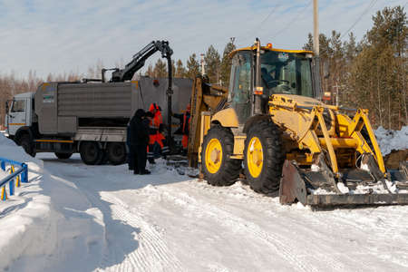 03.18.2019, Russia, Surgut: Elimination of the accident of underground utilities. The emergency service team of municipal services are working on the elimination of the pipeline accident.のeditorial素材