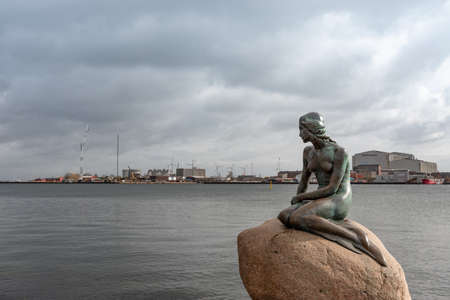 The Little Mermaid is a bronze statue by Edvard Eriksen in Copenhagen, Denmarkのeditorial素材