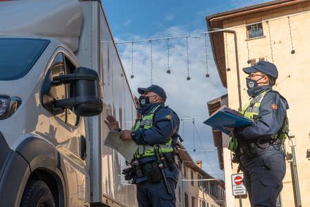 Bergamo, Italy 20 November 2020. The urban police of the municipality of Seriate carry out anti-covid-19 checks during the lockdown in Lombardy, Italy. Editorial use onlyのeditorial素材
