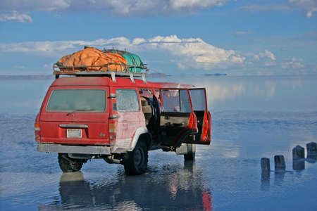 Crossing Salar de Uyuni by SUV in Boliviaのeditorial素材