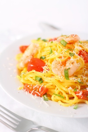 spaghetti with cocktail tomatoes and prawnsの写真素材