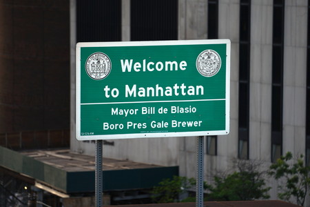 New York City, NY - June 7, 2016: Welcome to Manhattan traffic road sign on the Brooklyn Bridgeのeditorial素材
