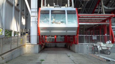 New York City, Circa 2017: Roosevelt Island Tramway cable car straight on view depart stationのeditorial素材