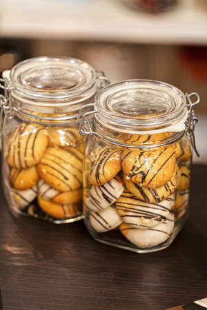 crumpets in glass jars on the tableの写真素材