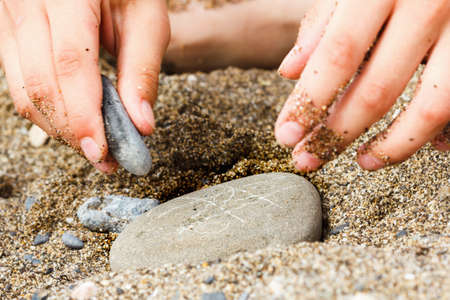 Figure game of TIC TAC toe drawing on the pebblesの写真素材