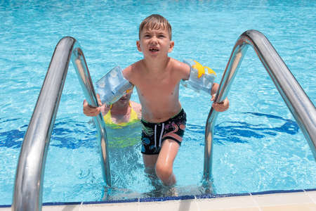 Mother son pool fun family game water. happy smilingの写真素材