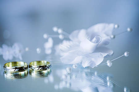 wedding rings with the white hair clip of the brideの写真素材