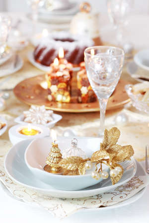 Place setting for Christmas in golden and white toneの写真素材