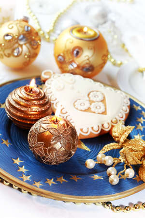 Place setting for Christmas with gingerbread bellの写真素材