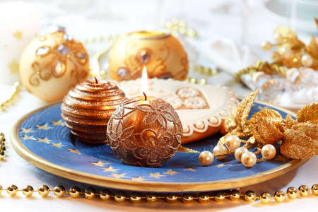 Place setting for Christmas with gingerbread bellの写真素材