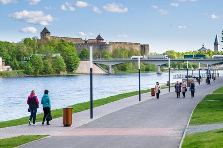 NARVA, ESTONIA - MAY 22 2015: Narva River embankment with vacationers people and the border of Russia and the European Unionのeditorial素材