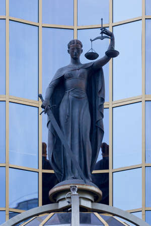Irkutsk, Russia - July 25 2018: Bronze statue of Lady Justice atop of the main entrance of the Arbitration Court of the East Siberian District (Russian: ÐÑÐ±Ð¸ÑÑÐ°Ð¶Ð½ÑÐ¹ ÑÑÐ´ ÐÐ¾ÑÑÐ¾ÑÐ½Ð¾-Ð¡Ð¸Ð±Ð¸ÑÑÐºÐ¾Ð³Ð¾ Ð¾ÐºÑÑÐ³Ð°).のeditorial素材