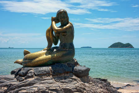 Songkhla, Thailand - July 23 2007: The golden mermaid statue at the Laem Samila beach was created in 1966 by Jitr Buabu. It is based on a Thai epic 30,000-line saga.のeditorial素材