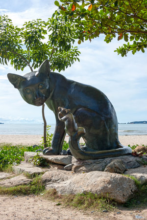 Songkhla, Thailand - July 23 2007: Cat and Rat statue at Laem Samila beach. The statue represent the two islands of Koh Maew (Cat island) and Koh Noo (Rat island).のeditorial素材