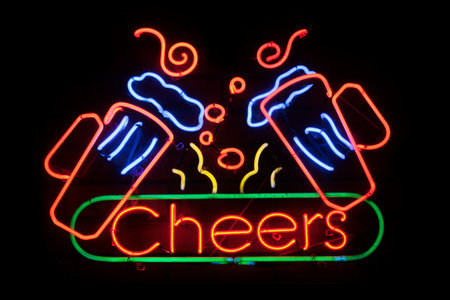Neon light shaped into the word âCheersâ with two pint of beers above it.の写真素材