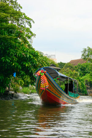 Bangkok, Thailand - September 17 2011: Longtail boat navigating in a klong near the Chao Phraya River, Bangkok.のeditorial素材