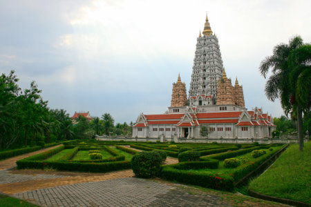 Wat Yansangwararam Woramahawihan in Huai Yai during a cloudy day.の写真素材