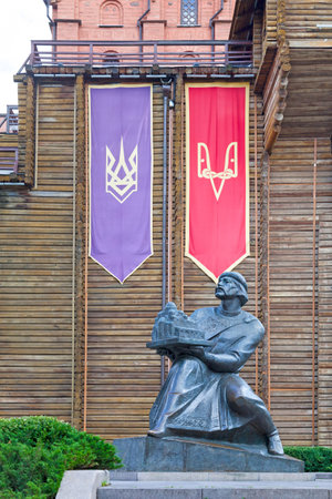 Kiev, Ukraine - July 06 2018: Monument to Yaroslav the Wise in front of the Golden Gates of Kyiv (Ukrainian: ÐÐ¾Ð»Ð¾ÑÑ Ð²Ð¾ÑÐ¾ÑÐ°, Zoloti vorota). It was the main gate in the 11th century fortifications of Kyiv, the capital of Kievan Rus'.のeditorial素材
