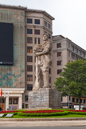 Guangzhou, China - August 16 2018: The Haizhu Square (Chinese: æµ·ç å¹¿åº; pinyin: HÇizhÅ« GuÇngchÇng) is a public square located in Yuexiu District on the riverfront. Its centrepiece is the Guangzhou Liberation Statue, erected in 1959.のeditorial素材