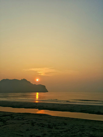 Rising sun at Manao Bayの素材