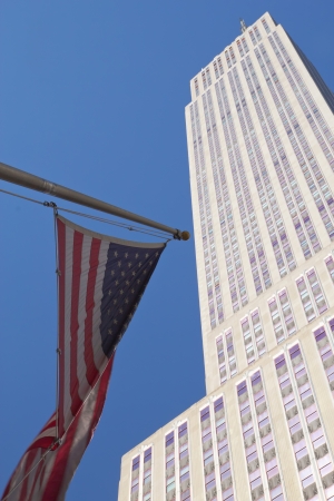 NEW YORK - SEPTEMBER 21 : Empire state building facade with American flag on September 21, 2012 in NYC. It stood as the worldのeditorial素材