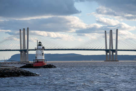 Tarrytown, NY - USA - Mar. 14, 2021: Landscape view of the Tarrytown Light, a sparkplug lighthouse on the east side of the Hudson River. The Mario M. Cuomo Bridge in the distance.のeditorial素材