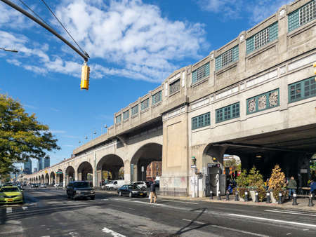 Station, an elevated New York City subway station on Queens Boulevard, located in the heart of Sunnyside.のeditorial素材